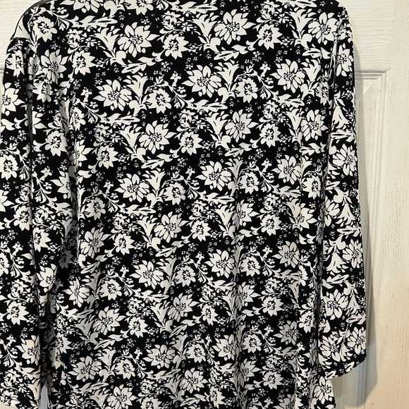 NWOT Adrienne Vittadini Black/White Floral Design With Front Tie - Picture 3 of 7